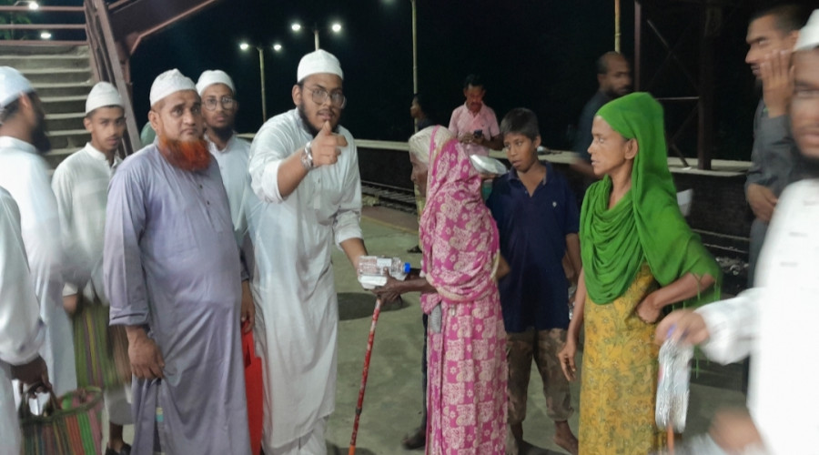 যশোরে অসহায়দের মধ্যে খাবার ও পানি বিতরণ