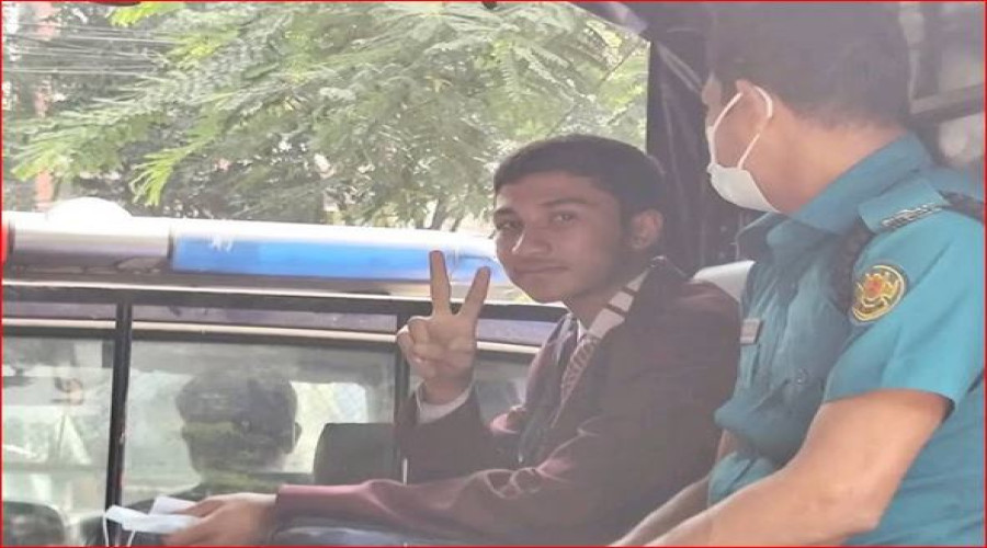লক ডাউনে আ/টক শিশু পুলিশ ভ্যানে বসে দুই আঙুল উচিয়ে বিজয় চিহৃ দেখিয়ে ভাইরাল