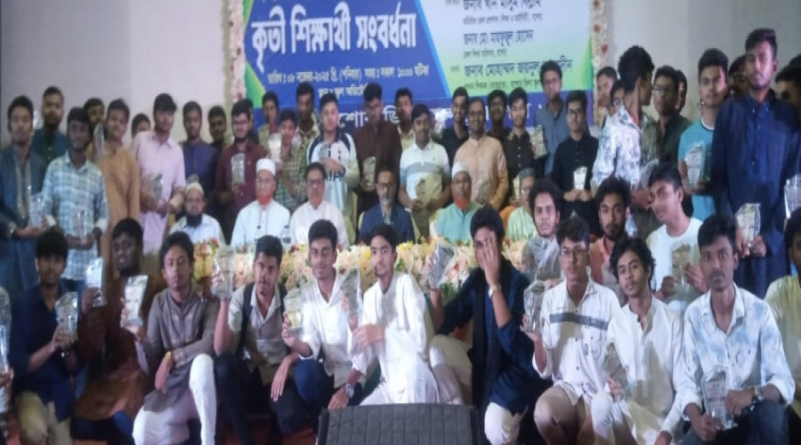 যশোর জিলা স্কুলের কৃতি শিক্ষার্থীদের সংবর্ধনা অনুষ্ঠান  ২০২৫ সালের এসএসসি পরীক্ষায় জিপিএ-৫ প্রাপ্ত ১৮২ শিক্ষার্থী ও বৃত্তি প্রাপ্ত ৩৫ জনকে সংবর্ধনা অনুষ্ঠানে ক্রেস্ট ও মেডেল প্রদান করে প্রধান অতিথি যশোরের জেলা প্রশাসক মোঃ আজহারুল ইসলাম