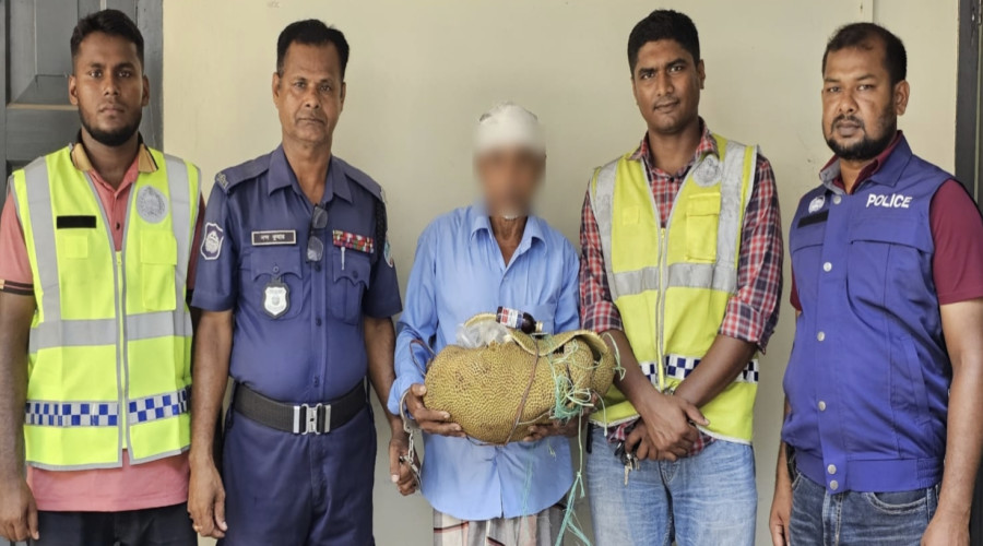 যশোরে কাঠালের ভেতর থেকে উদ্ধার হলো ৪০ পিস উইনসেরেক্স, আটক ১